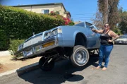 Jazmin ist stolz auf ihren Lowrider.