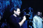 Mulder (David Duchovny, l.) blickt bei der Verfilmung eines "Akte X"- Falles hinter die Kulissen.