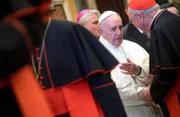Papst Franziskus kämpft für eine Kirche der Armen und eine Reform der Kurie. Doch seine Gegner werden immer mehr. Kann die Revolution in der katholischen Kirche überhaupt gelingen? Woher nimmt der Mensch Franziskus seine Kraft?