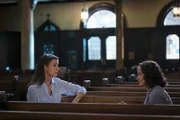 Als Aktivistin Garza (Judy Reyes, r.) erfährt, dass sie offenbar illegal im Land ist, fleht sie Anwältin Erin (Bridget Moynahan, l.) an, ihr zu helfen. Wer will plötzlich Garzas Familie auslöschen?