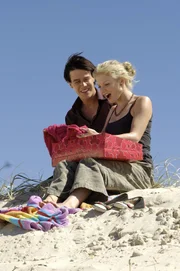 Zane (Burgess Abernethy, li.) schenkt Rikki (Cariba Heine) das rote Kleid, das ihr so gut gefallen hat.