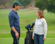 Xander Fogerty (Hayes MacArthur, l.); Angie D'Amato (Leighton Meester, r.)