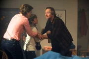 DAHOAM IS DAHOAM, FOLGE 824, "Z'vui is z'vui", am Mittwoch um 19:45 Uhr. Maria ist wütend, dass Gregor den verstörten Jungen so sehr schimpft. Von links: Maria Kirchleitner (Daniela März), Felix Kramer (Shayan Hartmann) und Gregor Brunner (Holger M. Wilhelm).