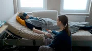 In einer Berliner Psychotherapie-Praxis bekommt Karin unter ärztlicher Aufsicht eine erste Dosis Ketamin verabreicht.