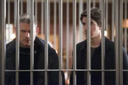 Snart alias Captain Cold (Wentworth Miller, l.) und Ray alias Atom (Brandon Routh, r.) machen sich auf die Suche nach einem antiken Dolch, doch dann gerät der Raubzug außer Kontrolle ...