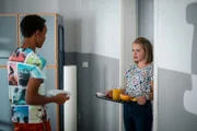 Pawel (Noel Okwanga) macht Cäcilia (Carlotta Weide) eine klare Ansage.