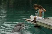 Cleo (Phoebe Tonkin) ist überglücklich, dass sie dem Delphin helfen konnte.