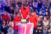 Das rote Rateteam aus Sofia/Bulgarien rätselt über eine knifflige Frage von Elton.
