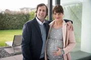 Ekki (Oliver Korittke) und Alex (Ina Paule Klink) geben sich als werdende Eltern auf Wohnungssuche aus, um einer Immobilienmaklerin auf den Zahn zu fühlen.