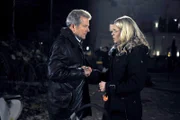 ARD ROTE ROSEN FOLGE 1433, am Dienstag um 14:10 Uhr im ERSTEN. Durch Zufall entdeckt Britta (Jelena Mitschke, r.), dass die einst ruhigen Chirurgenhände ihres Vaters Harmut (Michael Schwarzmaier, l.) zittern.