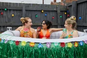 Toni (Leah Brotherhead, l.), Rana (Taj Atwal, M.) und Paula (Sinead Matthews, r.) genießen eine Auszeit in ihrem eigenen kleinen Paradies. Doch das tägliche Chaos lässt nicht lange auf sich warten.