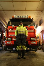 Bjørn posiert vor dem Truck.