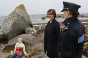 Noch eine Tote: Die Polizeipsychologin Cathrin Blake (Désirée Nosbusch, Mitte) und Emma Walsh (Mercedes Müller) untersuchen die Leiche von Nora (Linda Bhreathnach)