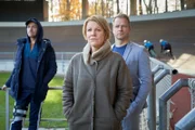 Tharde Rickling (Fred Costea,l.), Jürgen Simmel (Hinnerk Schönemann, r.) und Marie Brand (Mariele Millowitsch, M.) beobachten gespannt das Bahnrad-Training von Sebastian Lars, der wieder zu alter Form zurückfinden möchte.