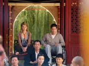 ARD DAS TRAUMHOTEL - CHINA, Regie Otto W. Retzer, Deutschland/Österreich, Leonie (Miriam Morgenstern) begleitet den gelähmten Fabian (Kristian Kiehling) in ein chinesisches Kloster.