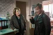 Kommissarin Anna Springer (Rita Russek) und Overbeck (Roland Jankowsky) suchen im Büro des Mordopfers nach Hinweisen.