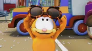 Garfield betrachtet neugierig die Zukunftsbrille.