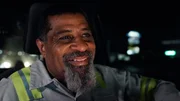 TW in seiner Nachtschicht beim Abschleppen von Autos