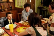 Es steht mal wieder das traditionelle Heck-Thanksgivingdinner an: Dieses Mal sind auch Bob (Chris Kattan, hinten r.) und seine neue Freundin Lisa (Laura Heisler, vorne r.) mit dabei. Da müssen Brick (Atticus Shaffer, vorne l.) und Axl (Charlie McDermott, hinten l.) natürlich besonders charmant sein ...