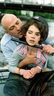 Als Gegenleistung für die schöne Zeit mit ihrer Tochter verlangt Brock (Leon Boden) von Stefanie (Isabelle Stoffel) Sex. Nun hat sie nur noch ein Mittel, um Brock zu stoppen...