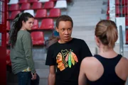 Pawel (Noel Okwanga) steht im wahrsten Sinne des Wortes zwischen Sibel (Josie Hermer, li.) und Cäcilia (Carlotta Weide, re.).