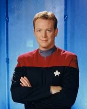Tom Paris (Robert Duncan McNeill).