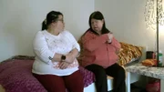 Pamela (re.) fühlt sich in ihrem Zuhause unsicher, da mysteriöse Ereignisse sie ängstigen. Ihre Freundin Marita soll ihr helfen, diese unheimlichen Vorkommnisse zu beenden.