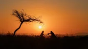 Fritz (Guido Hammefahr) und Yasemin (Sanam Afrashteh) sind mit einer Autopanne allein in der Wildnis gestrandet - und machen das Beste daraus beim herrlichen Sonnenuntergang.
