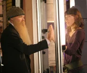 Ein hochgiftiger Pilz wurde im Institut freigesetzt, der das Team zwingt, die Weihnachtstage zusammen in Quarantäne zu verbringen. Angela (Michaela Conlin) kann ihren Vater (Billy Gibbons) nur durch eine Glasscheibe sehen.