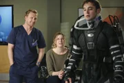 Elise Castor (Anne Dudek, M.) macht sich Sorgen um ihren Mann Jason (Charlie Hofheimer, r.), der nach einem schweren Unfall ein qualvolles Leben führt. Owen (Kevin McKidd, l.) versucht, sie etwas aufzumuntern ...