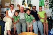 "Dolce Vita & Co.", "Ein Hundeleben." Das Grauen hat einen Namen - Henry. Er ist ein ebenso hässlicher wie verwöhnter Hund, auf den Mario anstelle von Hans für ein paar Tage aufpassen muss. Nicht genug damit, dass Henry einen Gast im Dolce Vita verletzt, er ruiniert auch noch Marios halbe Wohnung und bringt ein Catering im Auftrag von Mariannes Firma an den Rand des Abbruchs und Marios Ehe damit in eine ernste Krise. Inmitten all dieses Trubels beginnt für den trinkfesten Kellner Franz und den exzentrischen Meisterkoch Boris eine wunderbare Freundschaft.Im Bild (v.li.): Gundula Rapsch (Marianne), Kurt Sobotka (Hans), Florian Chytilek (Dany), Manuel Chytilek (Viktor), Michael Niavarani (Mario), Nicola Etzelstorfer (Lisa).