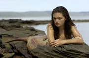 Cleo (Phoebe Tonkin) ist von ihrer „peinlichen Geburtstagsparty“ ihres Vaters auf Mako Island geflüchtet.