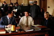 Vorne v.l.: Asher Millstone (Matt McGorry), Tristan (John Duffy), Bonnie Winterbottom (Liza Weil)