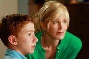 Lynette (Felicity Huffman, r.) macht sich Sorgen, ob Porter mit einem Jungen herumhängt, der kürzlich als Drogendealer entlarvt wurde. Durch Parker (Joshua Logan Moore, l.) erfährt sie von einer Internetseite auf der ihr Sohn angemeldet ist. Lynette nutzt diese Information, um anonym mit ihrem Sohn Kontakt aufzunehmen ...