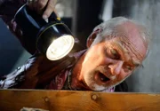 Herbert Thiel (Claus D. Clausnitzer) macht beim Entrümpeln eines Dachbodens eine grausige Entdeckung.