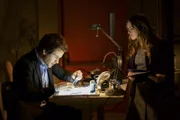 Darius (Santiago Cabrera); Jillian (Jacqueline Byers, r.)