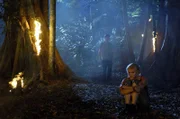 Zane (Burgess Abernethy, hinten) begegnet auf Mako Island der verängstigten Rikki (Cariba Heine).