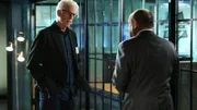 Bei den Ermittlungen zum Tod des erschossenen Keith stellt sich für D.B. Russell (Ted Danson, l.) und Capt. Jim Brass (Paul Guilfoyle) heraus, dass sich einige der Verhafteten ganz gut kennen und sich nicht scheuen, ein falsches Spiel zu spielen.