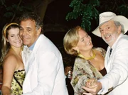 Zwei Traumpaare schwingen das Tanzbein: Markus (Christian Kohlund, 2.v.l) mit seiner Tochter Leonie (Miriam Morgenstern, li.) und die Hotelbesitzerin Dorothee (Ruth Maria Kubitschek, 2.v.r.) mit Julian (Michael Gwisdek,re).