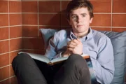 Dr. Shaun Murphy (Freddie Highmore) +++ Die Verwendung des sendungsbezogenen Materials ist nur mit dem Hinweis und Verlinkung auf RTL+ gestattet.