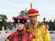 ARD DAS TRAUMHOTEL - CHINA, Regie Otto W. Retzer, Markus Winter (Christian Kohlund) und seine Tochter Leonie (Miriam Morgenstern) in historischen Gewändern.