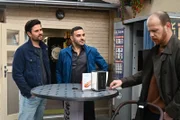 Tobias (Patrick Müller, r.) beunruhigt seine Freunde Paco (Milos Vukovic, l.) und Easy (Lars Steinhöfel), als er eine gemeinsame Aktion ausschlägt.