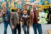 Wolfi (Max Schmidt, li.), Flötzinger (Daniel Christensen, 2. v. li.), Franz (Sebastian Bezzel, 2. v. re.) mit Baby und Metzger Simmerl (Stephan Zinner, re.) beim gemeinsamen Volksfestbesuch.