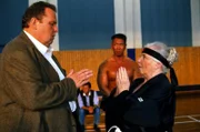 Mutter Resi (Ruth Drexel, r.) hat sich zu einem Selbstverteidigungskurs bei Bruce Adelholzer (Jocky Wong, M.) angemeldet. Stolz zeigt sie Benno (Ottfried Fischer, l.), wie man einen Kampf beginnt.