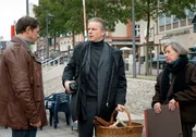 Eine heiße Spur im aktuellen Mordfall führt Finn Kiesewetter (Sven Martinek, l.) zum Touristenzeichner Frank Oderwald (Oliver Warsitz, M.) und dessen Mutter Margarethe Oderwald (Dagmar Laurens, r.).
