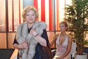 Kann Agnes (Susanne Szell, l.) mit Hilfe von Helgas edlem Pelz Sabrina (Nina-Friederike Gnädig, r.) in eine Falle locken?