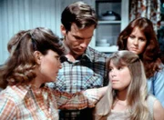 Mary Ellen (Judy Northon-Taylor, l.) hat die kleine Sissie (Debbie Lytton, vorne r.) ins Haus gebracht. Zusammen mit John Boy (Robert Wightman, M.) und Erin (Mary Beth McDonough) kümmert sie sich um das Mädchen.
