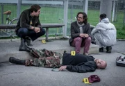 Ein alter Kamerad von Anselm Kramer ist nach einem Messerstich verblutet. Ben Halberg (Daniel Gawlowski, l.) und Gerichtsmediziner Dr. Richard Vitek (Alexander Pschill, 2.v.r.) beschatten den Ort des Geschehens bis aufs kleinste Detail.