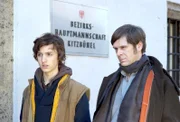 (v.li.): Aljosha Horvat (Nono Petrik), Matthias Matschke (Petrik).