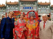ARD DAS TRAUMHOTEL - CHINA, Regie Otto W. Retzer, Deutschland/Österreich, am Samstag um 13:35 Uhr im Ersten. Hotelmanager Winter (Christian Kohlund, li.) und Schwiegerpapa Karl (Prof. Peter Weck, re.) mit dem Brautpaar David (Bian Yuan) und Anna (Simone Hanselmann).